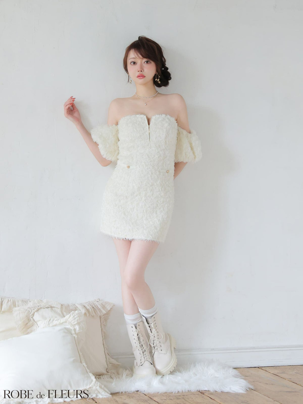 ROBE de FLEURS ローブドフルール 【XSサイズあり】 立体フリンジレースパフスリーブオフショルミニキャバドレス