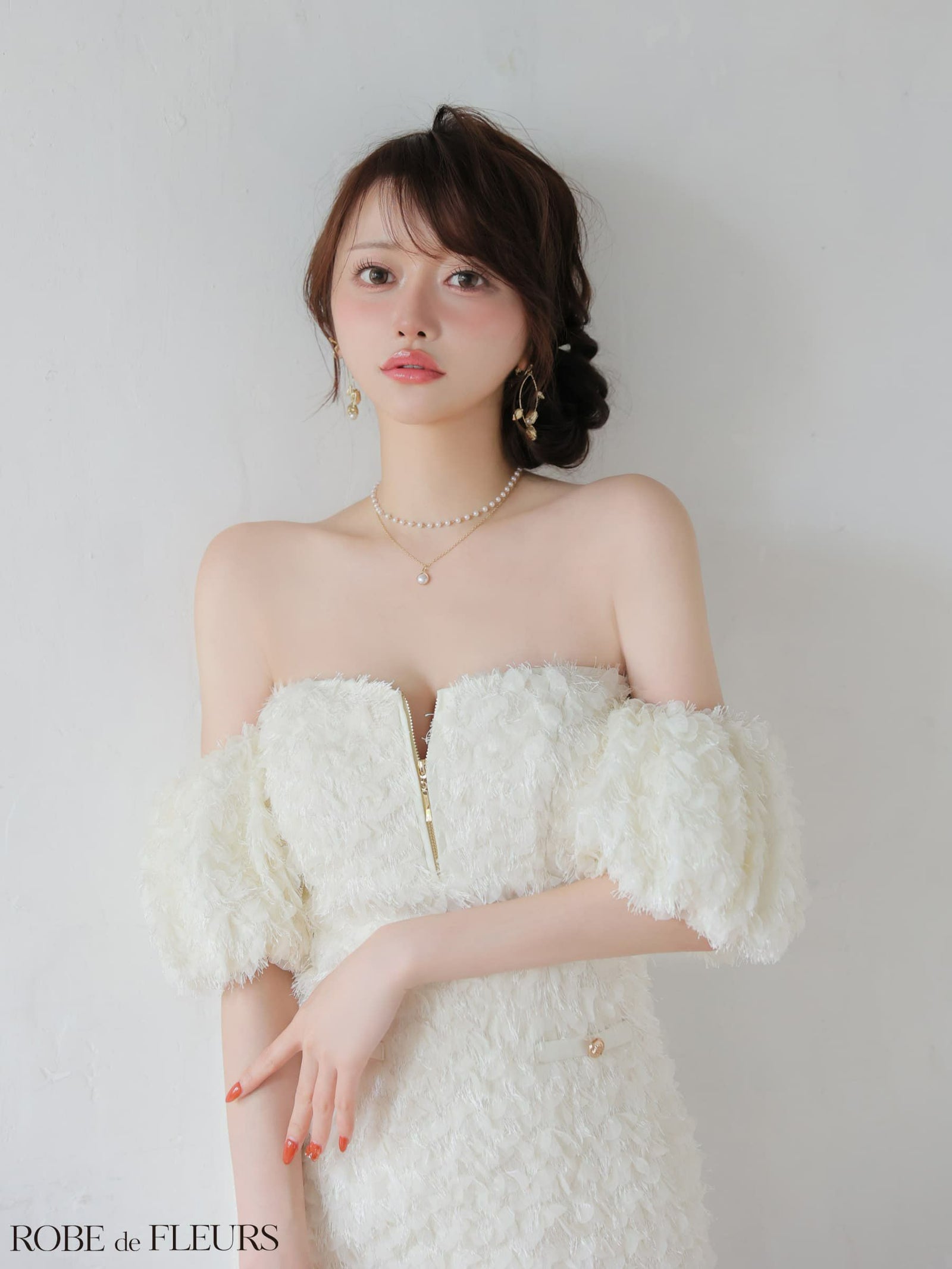 ROBE de FLEURS ローブドフルール 【XSサイズあり】 立体フリンジレースパフスリーブオフショルミニキャバドレス