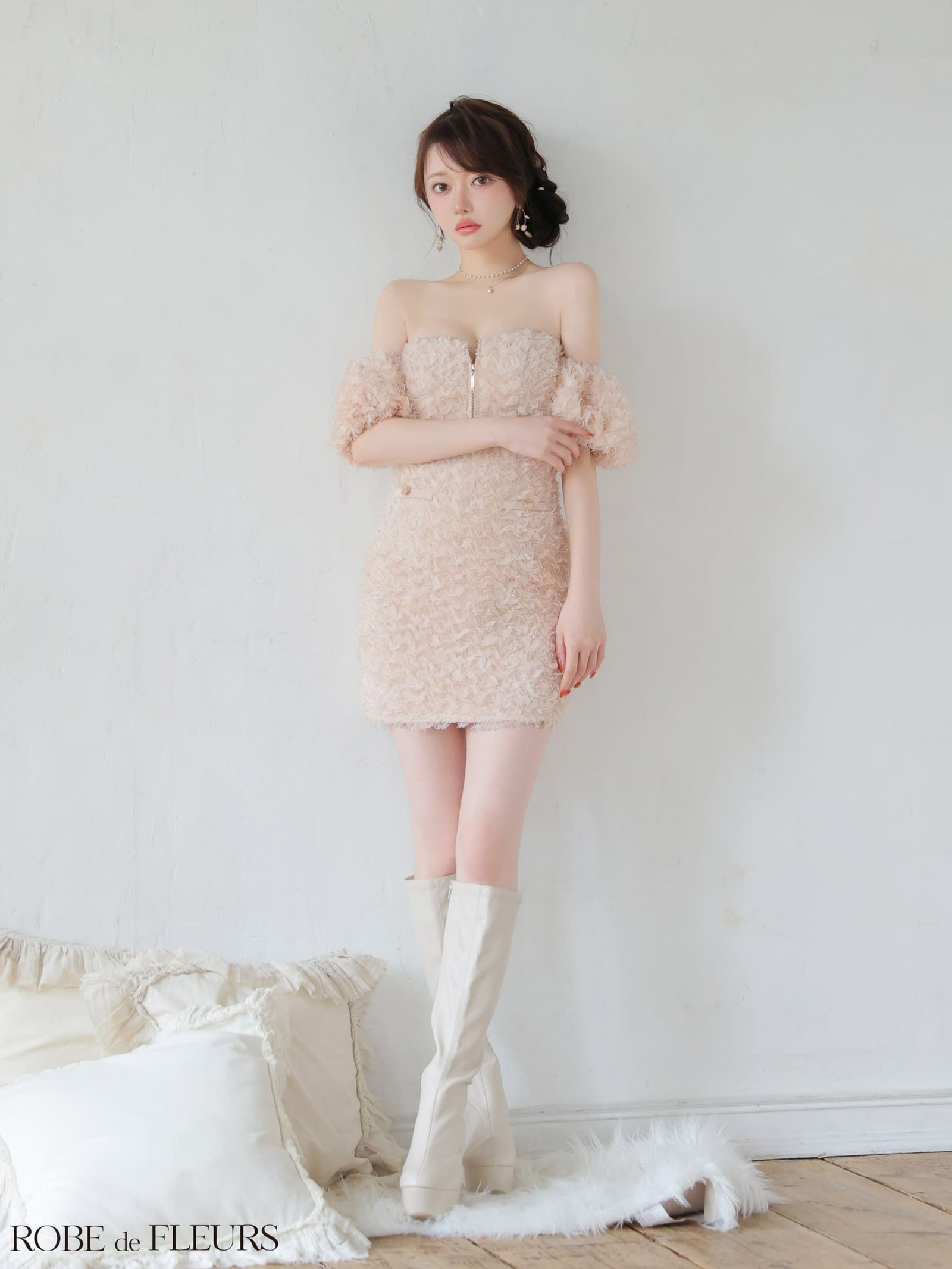 ROBE de FLEURS ローブドフルール 【XSサイズあり】 立体フリンジレースパフスリーブオフショルミニキャバドレス