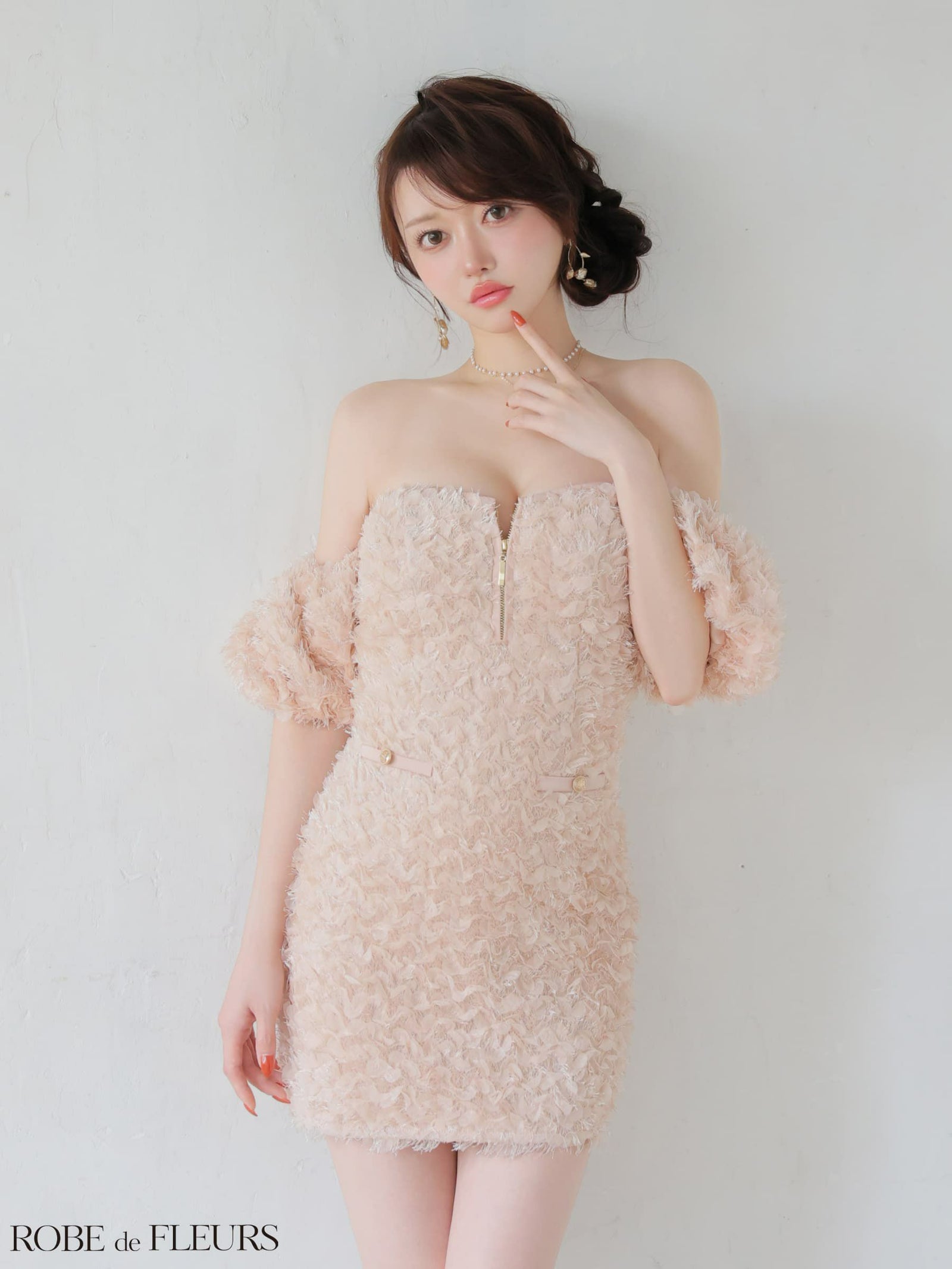 ROBE de FLEURS ローブドフルール 【XSサイズあり】 立体フリンジレースパフスリーブオフショルミニキャバドレス