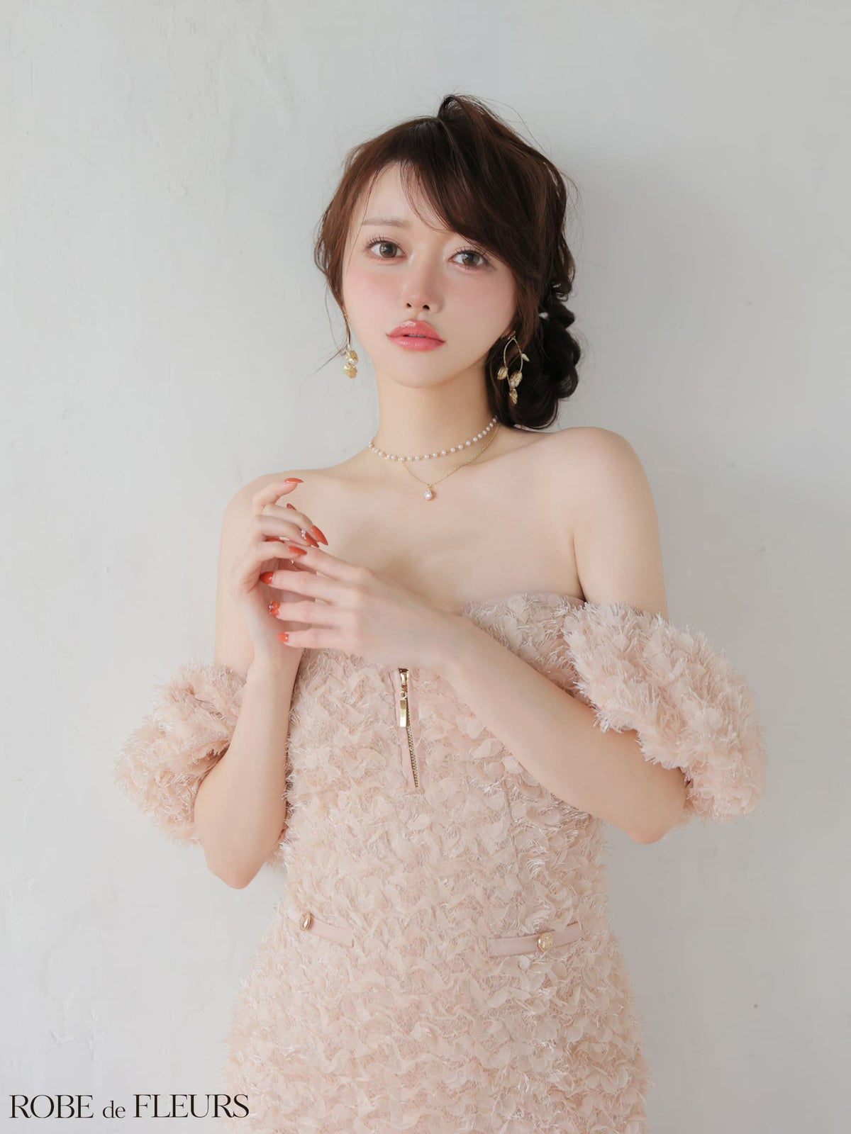 ROBE de FLEURS ローブドフルール 【XSサイズあり】 立体フリンジレースパフスリーブオフショルミニキャバドレス