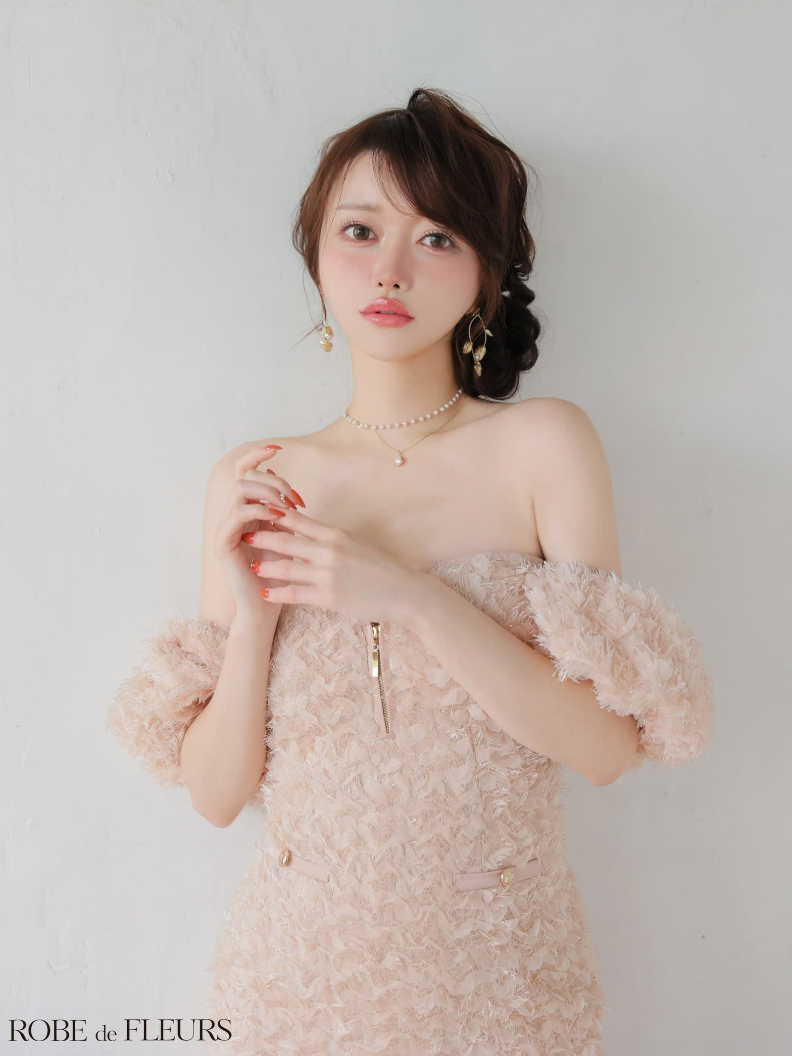 ROBE de FLEURS ローブドフルール 【XSサイズあり】 立体フリンジレースパフスリーブオフショルミニキャバドレス