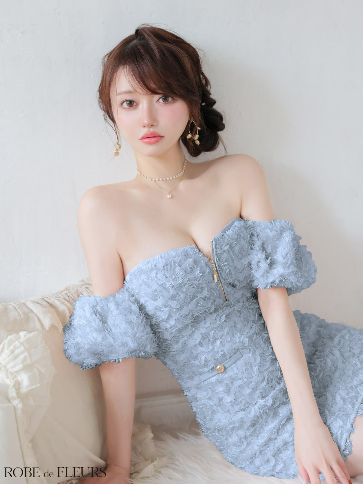 ROBE de FLEURS ローブドフルール 【XSサイズあり】 立体フリンジレースパフスリーブオフショルミニキャバドレス