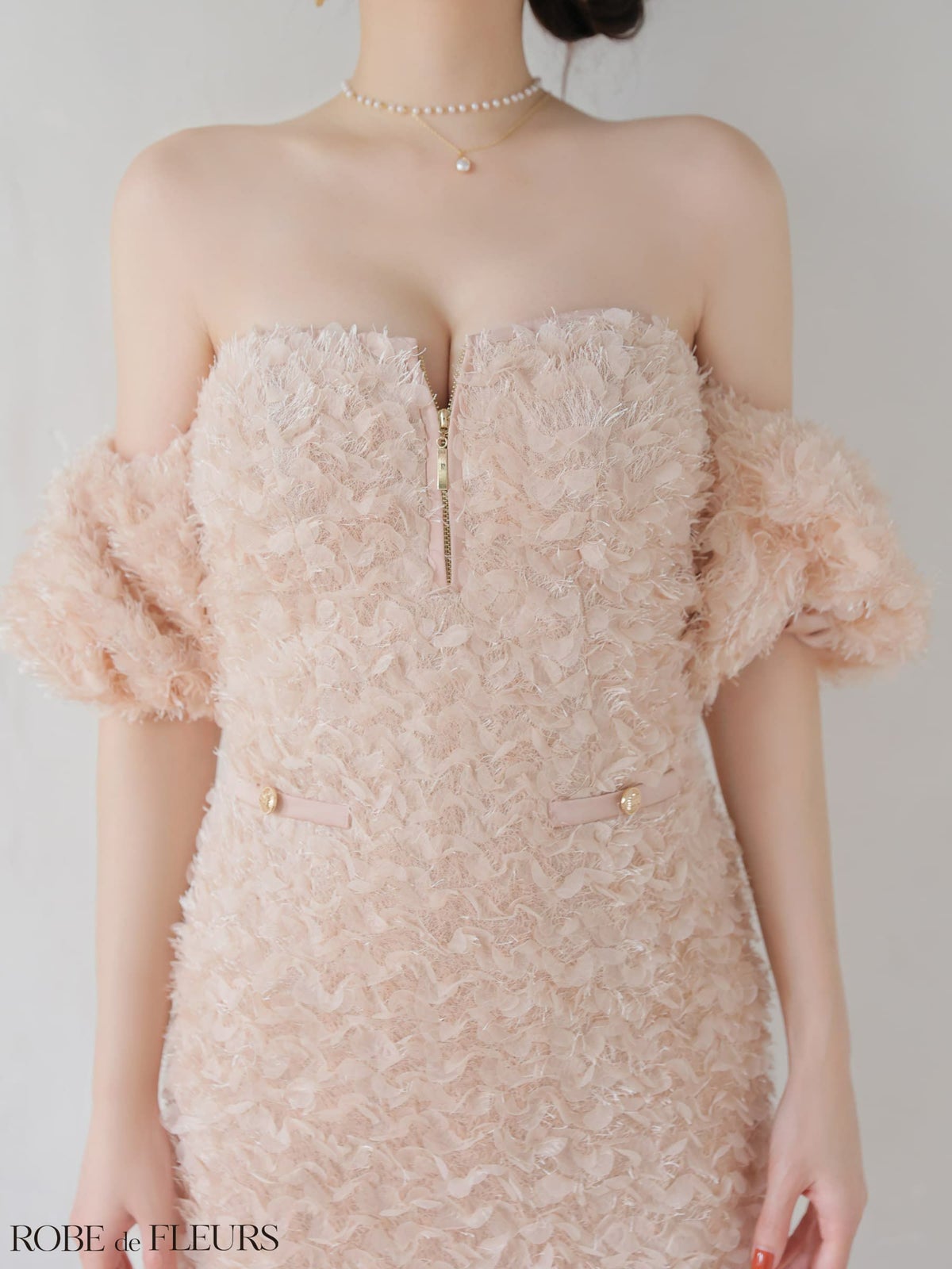 ROBE de FLEURS ローブドフルール 【XSサイズあり】 立体フリンジレースパフスリーブオフショルミニキャバドレス