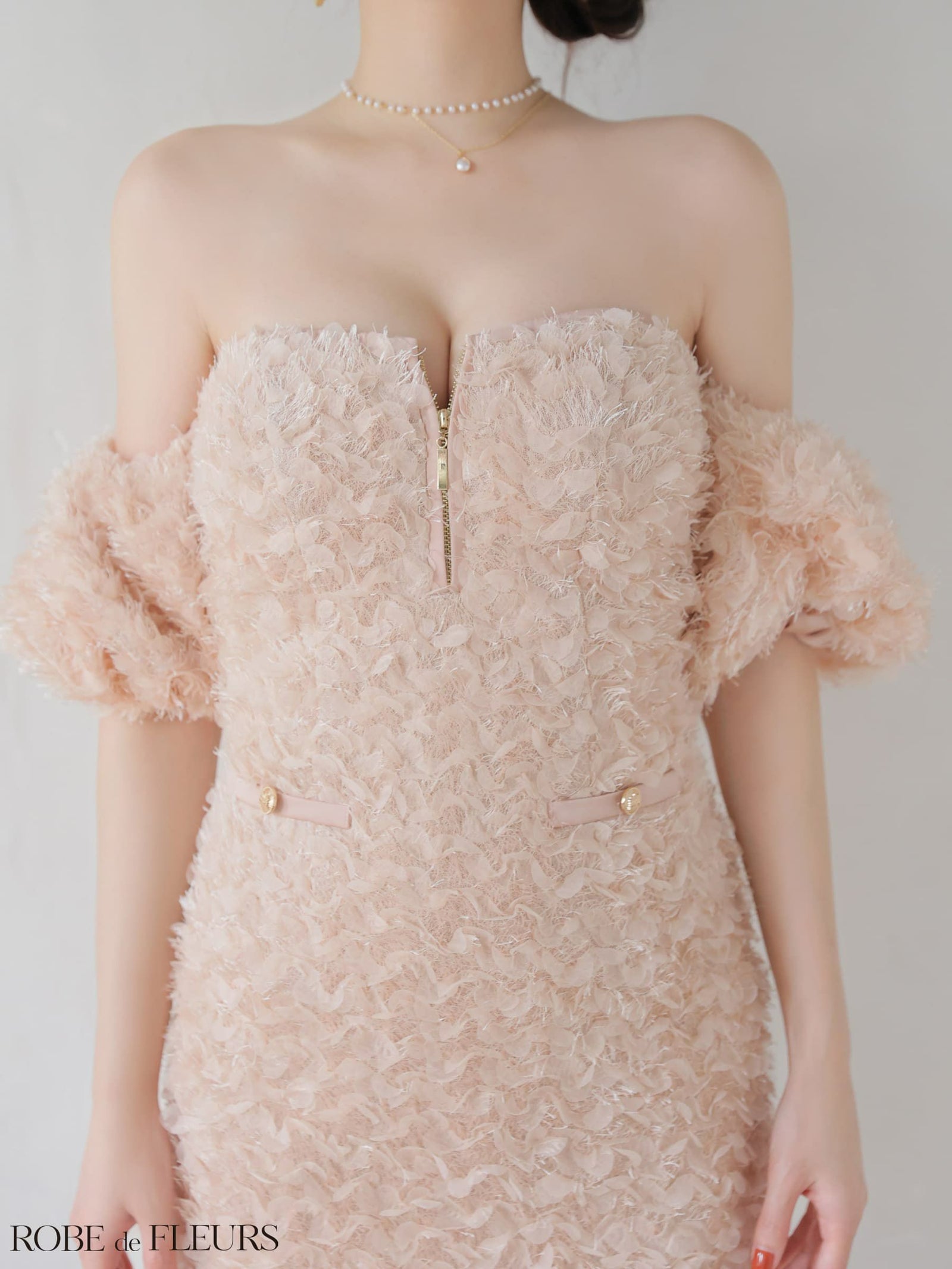 ROBE de FLEURS ローブドフルール 【XSサイズあり】 立体フリンジレースパフスリーブオフショルミニキャバドレス