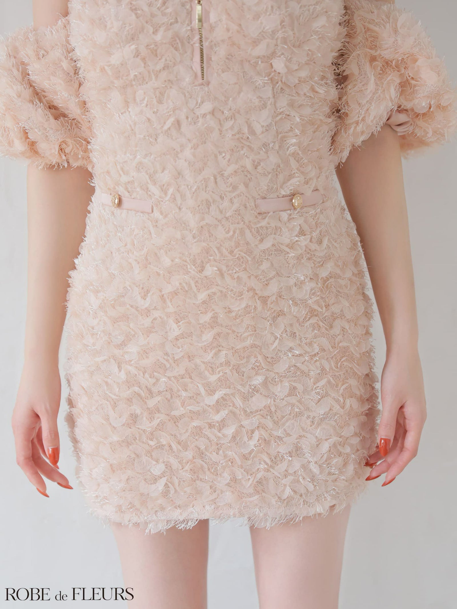 ROBE de FLEURS ローブドフルール 【XSサイズあり】 立体フリンジレースパフスリーブオフショルミニキャバドレス