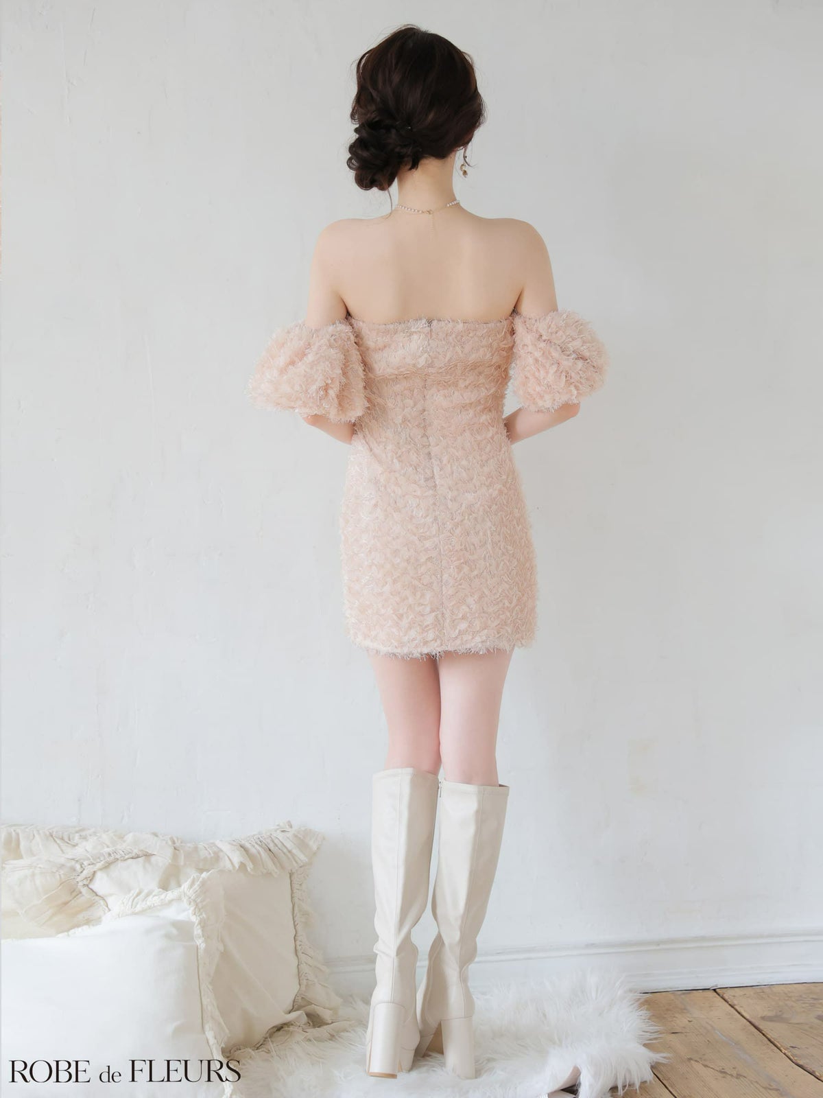 ROBE de FLEURS ローブドフルール 【XSサイズあり】 立体フリンジレースパフスリーブオフショルミニキャバドレス